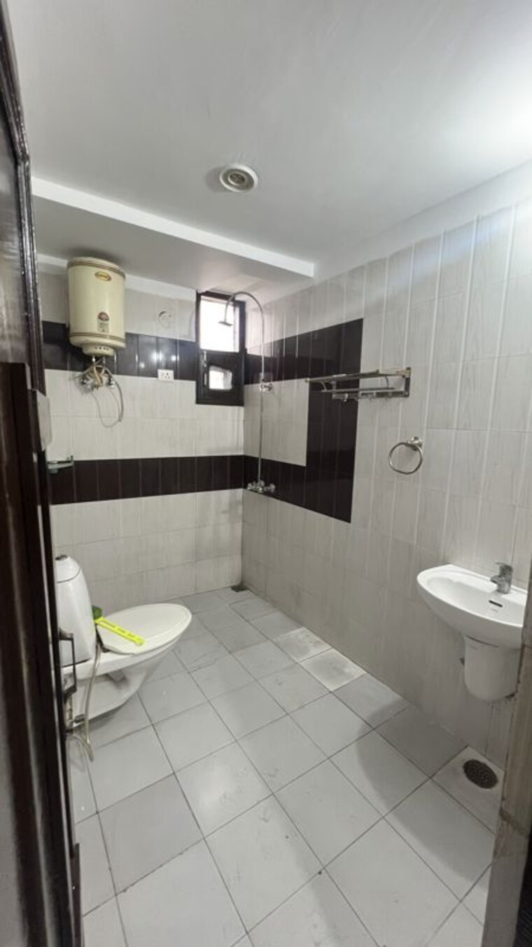 Attached Bathroom, pir machalla 3 Bedroom 2110 Sq.Ft. Apartment In Pir Machalla Zirakpur 10749415