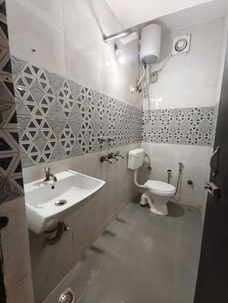 Bathroom, sector 18 dwarka 2 Bedroom 1200 Sq.Ft. Apartment In Sector 18 Dwarka Delhi 10749597