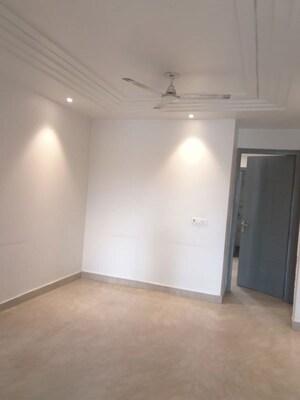Room in 3 BHK Builder Floor at Janakpuri – for Rent