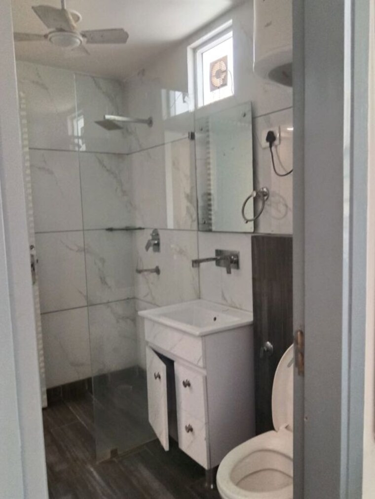 Bathroom, janakpuri 3 Bedroom 1350 Sq.Ft. Builder Floor In Janakpuri Delhi 10743442