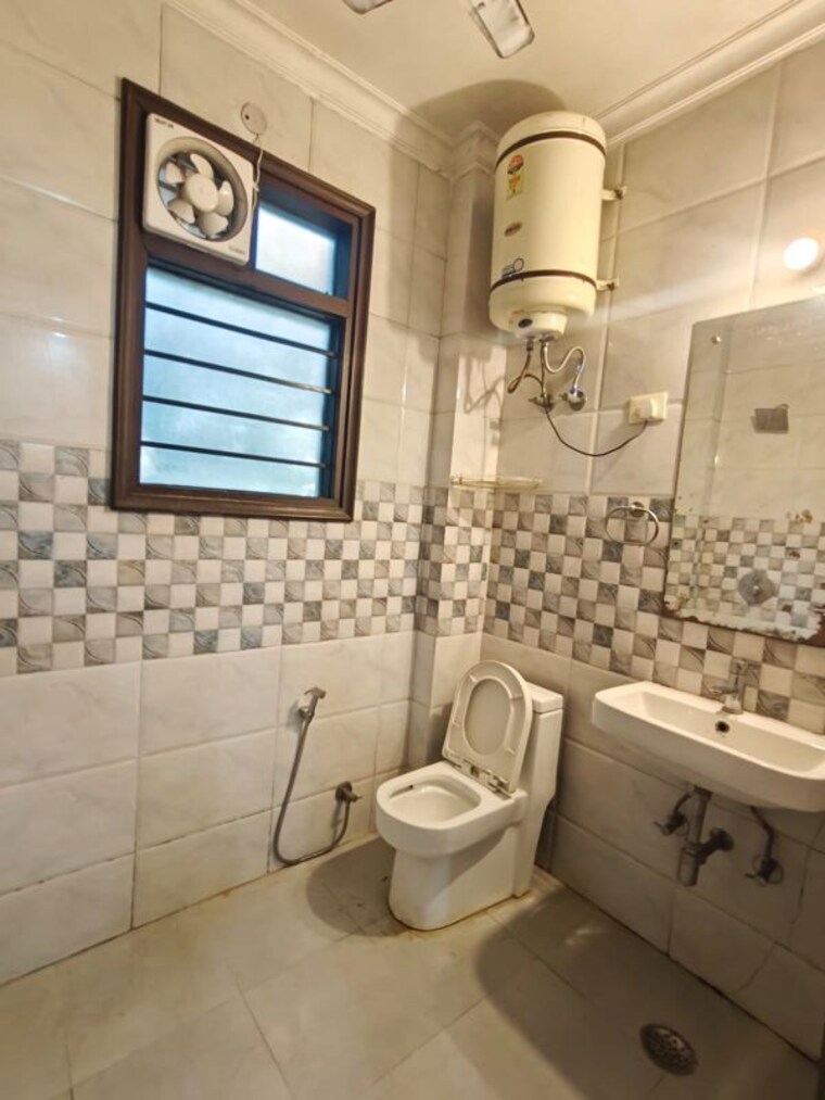 Bathroom, sector 46 3 Bedroom 900 Sq.Ft. Builder Floor In Sector 46 Gurgaon 10749691