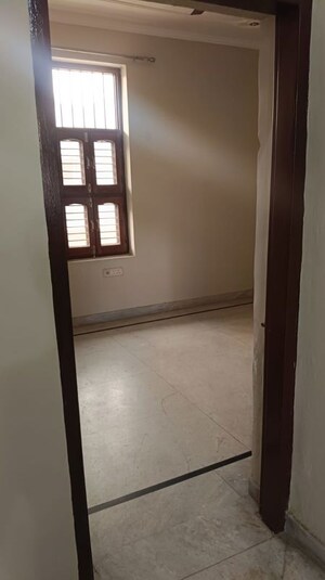 Room in 2 BHK Builder Floor at Sector 46 – for Rent