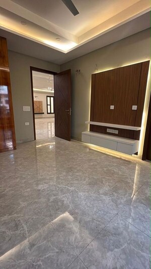 Room in 4 BHK Builder Floor at Palam Vihar – for Rent