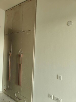 Furnished Amenities in 2.5 BHK Apartment at Emaar Emerald Estate, Sector 65 – for Rent