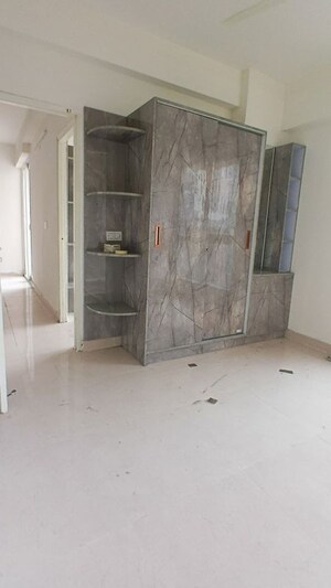 Room in 3.5 BHK Apartment at Emaar Emerald Estate, Sector 65 – for Rent