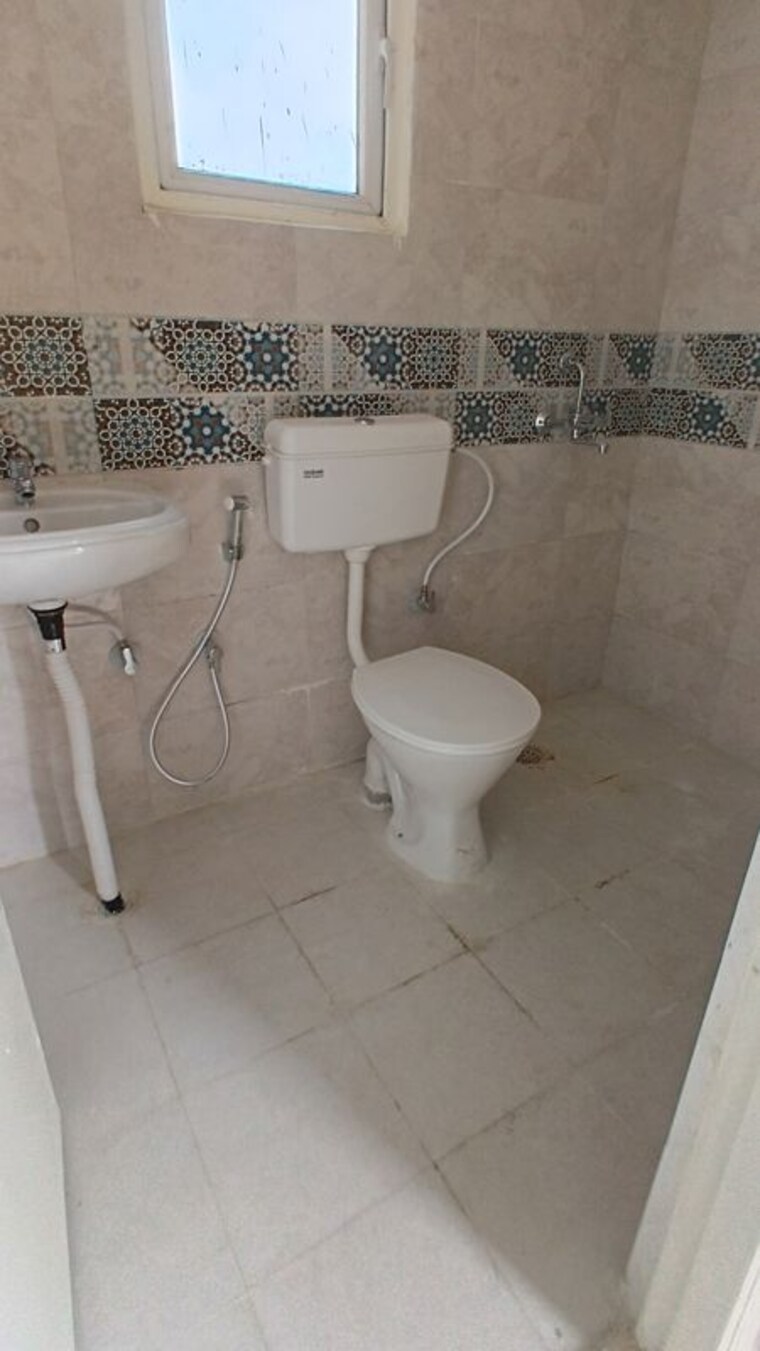 Bathroom, emaar-emerald-estate 3.5 Bedroom 1415 Sq.Ft. Apartment In Sector 65 Gurgaon 10749893