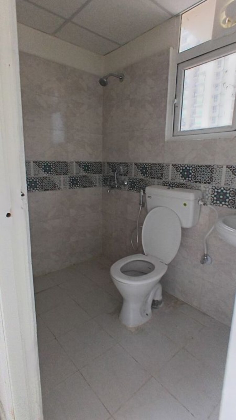 Bathroom, emaar-emerald-estate 3.5 Bedroom 1415 Sq.Ft. Apartment In Sector 65 Gurgaon 10749893