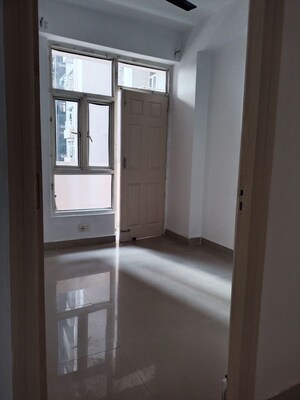 Room in 2.5 BHK Apartment at Supertech Cape Town, Sector 74 – for Rent
