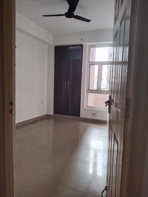 Room in 2.5 BHK Apartment at Supertech Cape Town, Sector 74 – for Rent