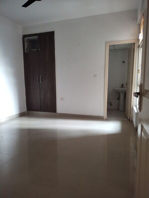 Room in 2.5 BHK Apartment at Supertech Cape Town, Sector 74 – for Rent