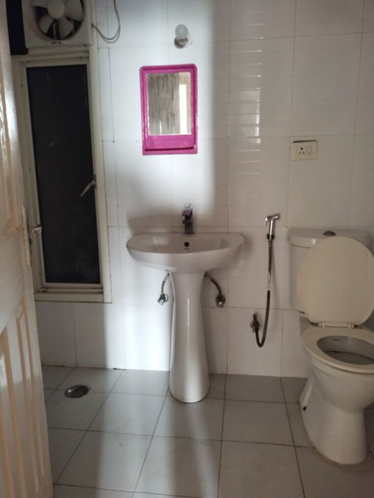 Bathroom, supertech-cape-town 2.5 Bedroom 1150 Sq.Ft. Apartment In Sector 74 Noida 10749889