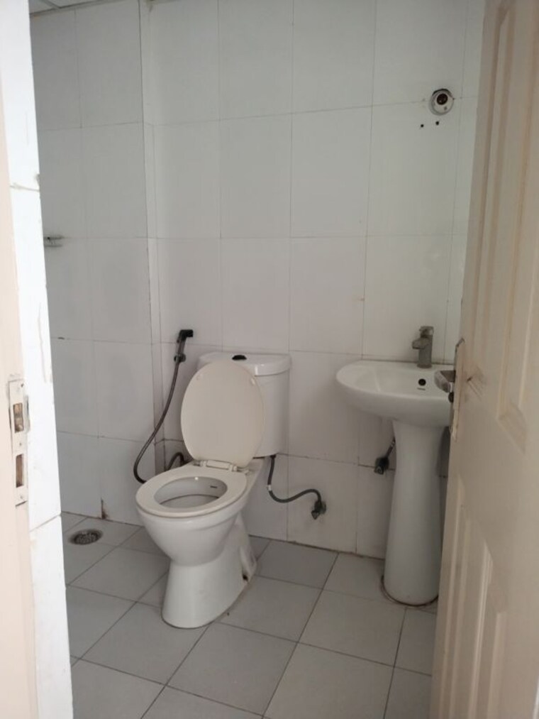 Bathroom, supertech-cape-town 2.5 Bedroom 1150 Sq.Ft. Apartment In Sector 74 Noida 10749889