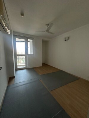 Room in 4 BHK Apartment at DLF The Belaire, Sector 54 – for Sale