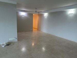 Room in 4 BHK Apartment at DLF The Belaire, Sector 54 – for Sale