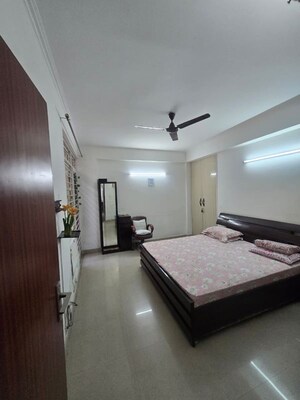 Room in 3 BHK Apartment at Supertech Ecociti, Sector 137 – for Rent