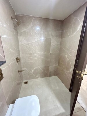 Bathroom in 3.5 BHK Apartment at Signature Global City 63A, Sector 63a – for Rent