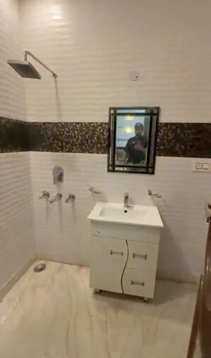 Team Area in 3 BHK Builder Floor at Subhash Nagar – for Rent