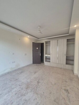 Room in 3 BHK Builder Floor at BPTP Amstoria, Sector 102 – for Rent
