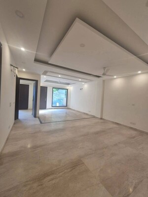 Room in 3 BHK Builder Floor at BPTP Amstoria, Sector 102 – for Rent