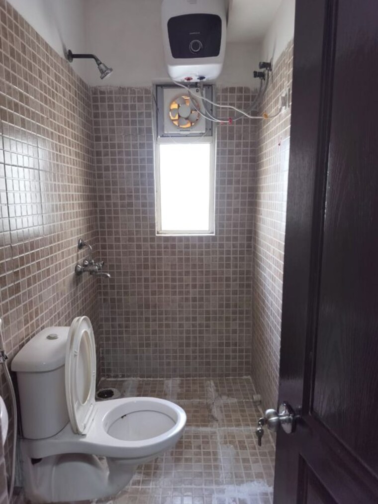 Bathroom, paras-tierea 3 Bedroom 1695 Sq.Ft. Apartment In Sector 137 Noida 10750062