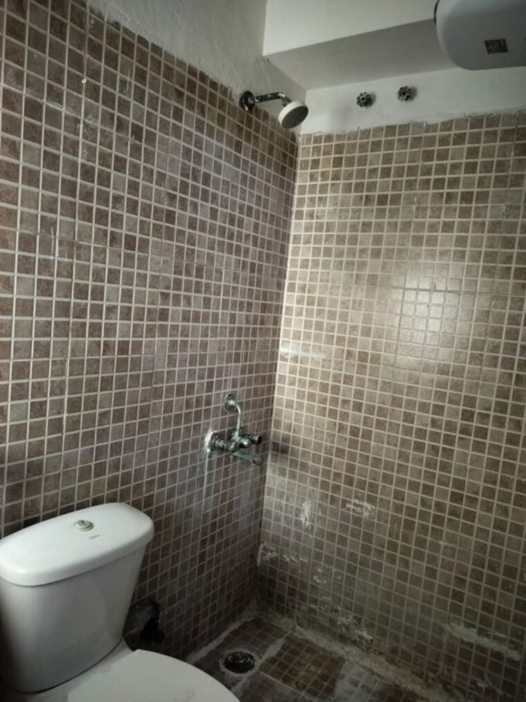 Bathroom, paras-tierea 3 Bedroom 1695 Sq.Ft. Apartment In Sector 137 Noida 10750062