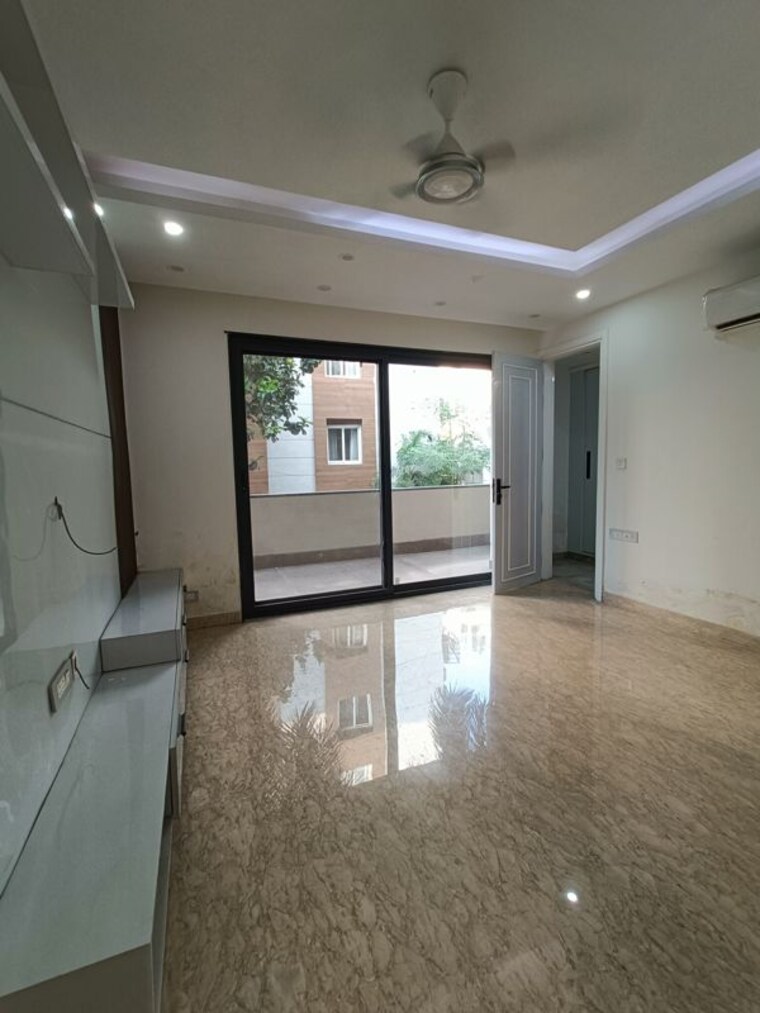 Room, pitampura 4 Bedroom 300 Sq.Yd. Builder Floor In Pitampura Delhi 10750057