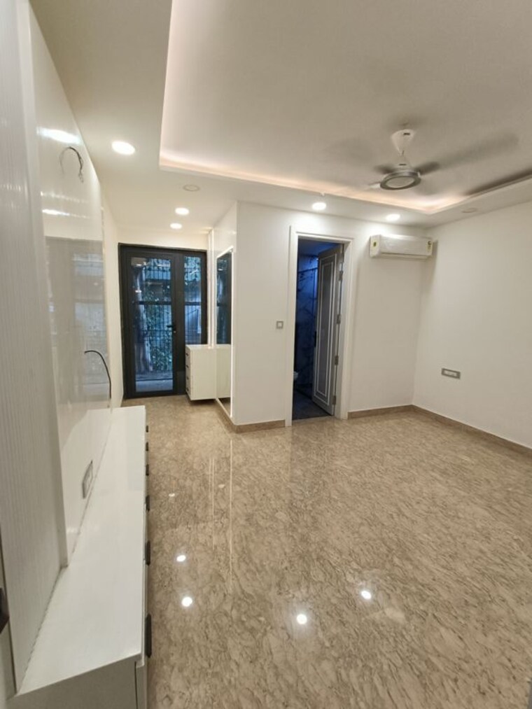 Room, pitampura 4 Bedroom 300 Sq.Yd. Builder Floor In Pitampura Delhi 10750057