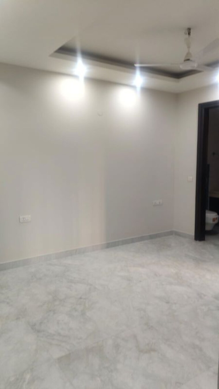 Room, east of kailash 3 Bedroom 200 Sq.Yd. Builder Floor In East Of Kailash Delhi 10750229