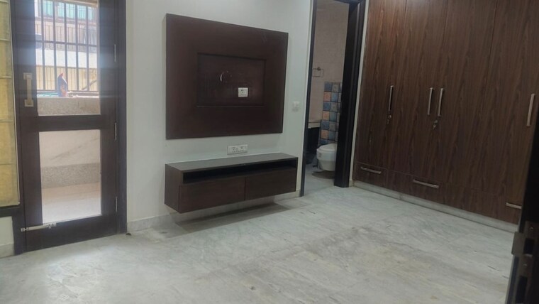 Room, east of kailash 3 Bedroom 200 Sq.Yd. Builder Floor In East Of Kailash Delhi 10750229