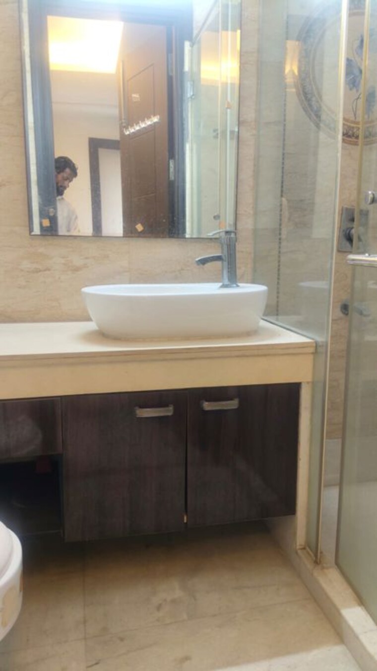 Bathroom, east of kailash 3 Bedroom 200 Sq.Yd. Builder Floor In East Of Kailash Delhi 10750229