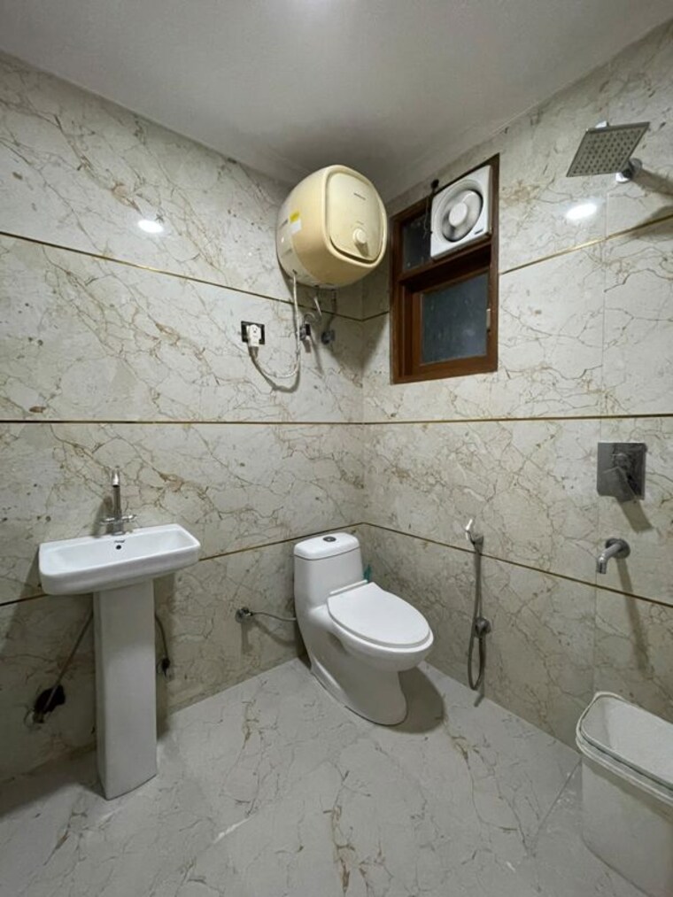 Bathroom, chattarpur 2 Bedroom 80 Sq.Yd. Apartment In Chattarpur Delhi 10750277