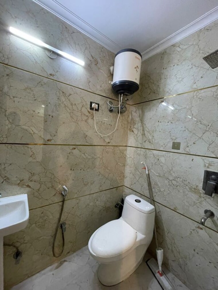 Bathroom, chattarpur 2 Bedroom 80 Sq.Yd. Apartment In Chattarpur Delhi 10750277