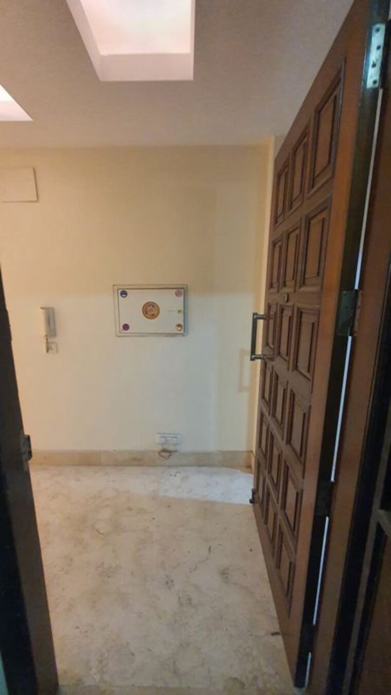 Balcony, east of kailash 3 Bedroom 160 Sq.Yd. Builder Floor In East Of Kailash Delhi 10750323
