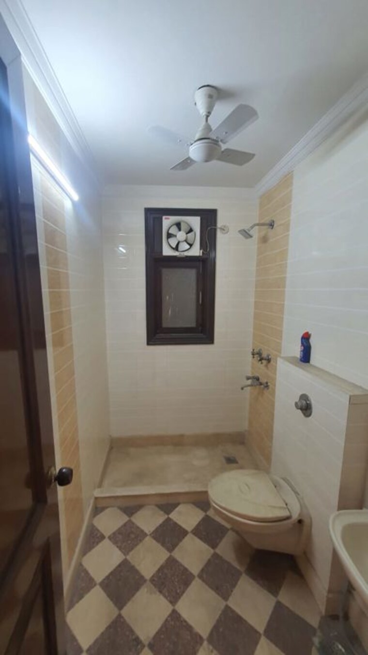 Attached Bathroom, east of kailash 3 Bedroom 160 Sq.Yd. Builder Floor In East Of Kailash Delhi 10750323