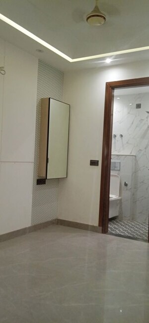 Building Lobby in 3 BHK Builder Floor at Mahavir Enclave 1 – for Sale