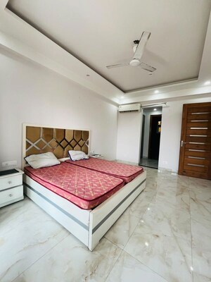 Bedroom in 4 BHK Builder Floor at Sector 40 – for Rent