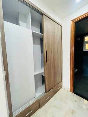 Room in 4 BHK Builder Floor at Sector 40 – for Rent