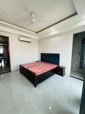 Bedroom in 4 BHK Builder Floor at Sector 40 – for Rent