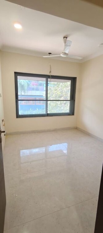 2 BHK Apartment For Sale in Zindagi CHS in Khar West, Mumbai