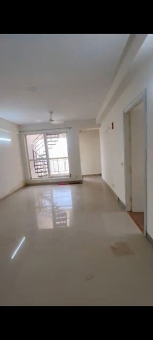 Room in 3 BHK Apartment at Jaypee Greens Kosmos, Sector 134 – for Rent