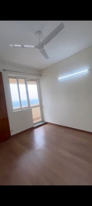 Room in 3 BHK Apartment at Jaypee Greens Kosmos, Sector 134 – for Rent