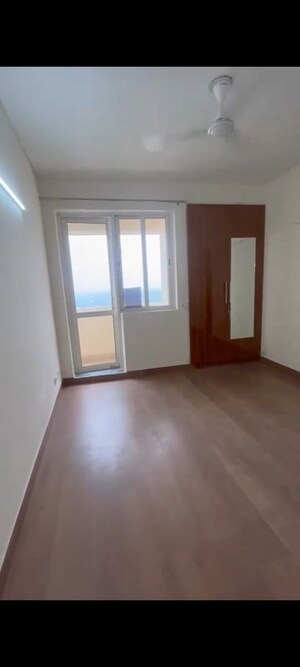 Room in 3 BHK Apartment at Jaypee Greens Kosmos, Sector 134 – for Rent