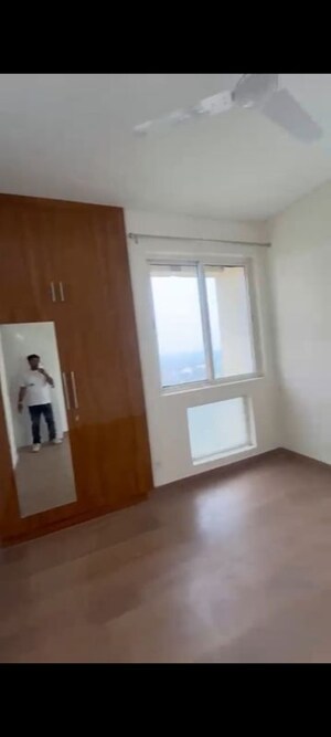 Room in 3 BHK Apartment at Jaypee Greens Kosmos, Sector 134 – for Rent