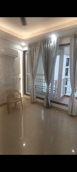 Room in 3 BHK Apartment at Jaypee Kensington Park Apartments, Sector 133 – for Rent