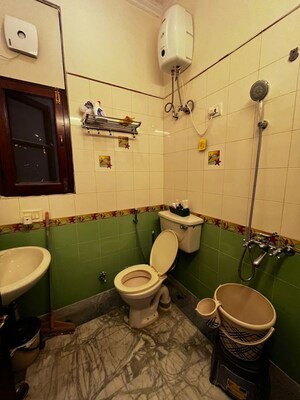 Team Area in 3 BHK Builder Floor at Sushant Lok I – for Rent
