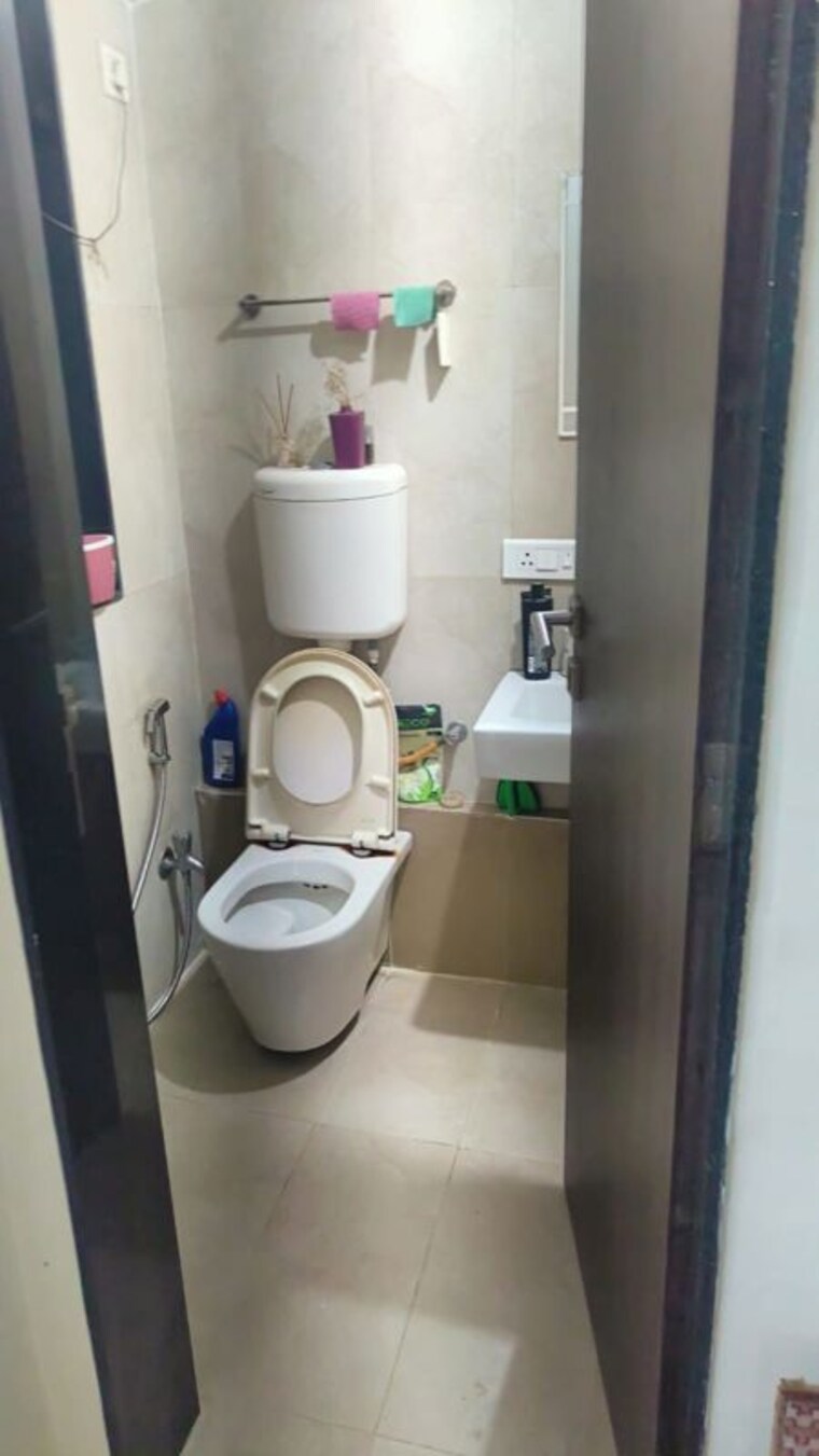 Bathroom, runwal-symphony 3 Bedroom 1655 Sq.Ft. Apartment In Santacruz East Mumbai 10750413