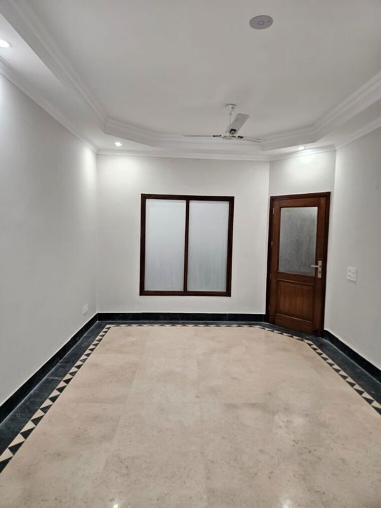 Room, uday park 3 Bedroom 217 Sq.Yd. Builder Floor In Uday Park Delhi 10750435