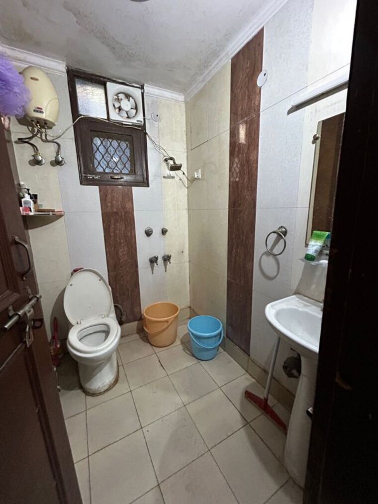 Washroom, sector 14 dwarka 2 Bedroom 750 Sq.Ft. Apartment In Sector 14 Dwarka Delhi 10750604