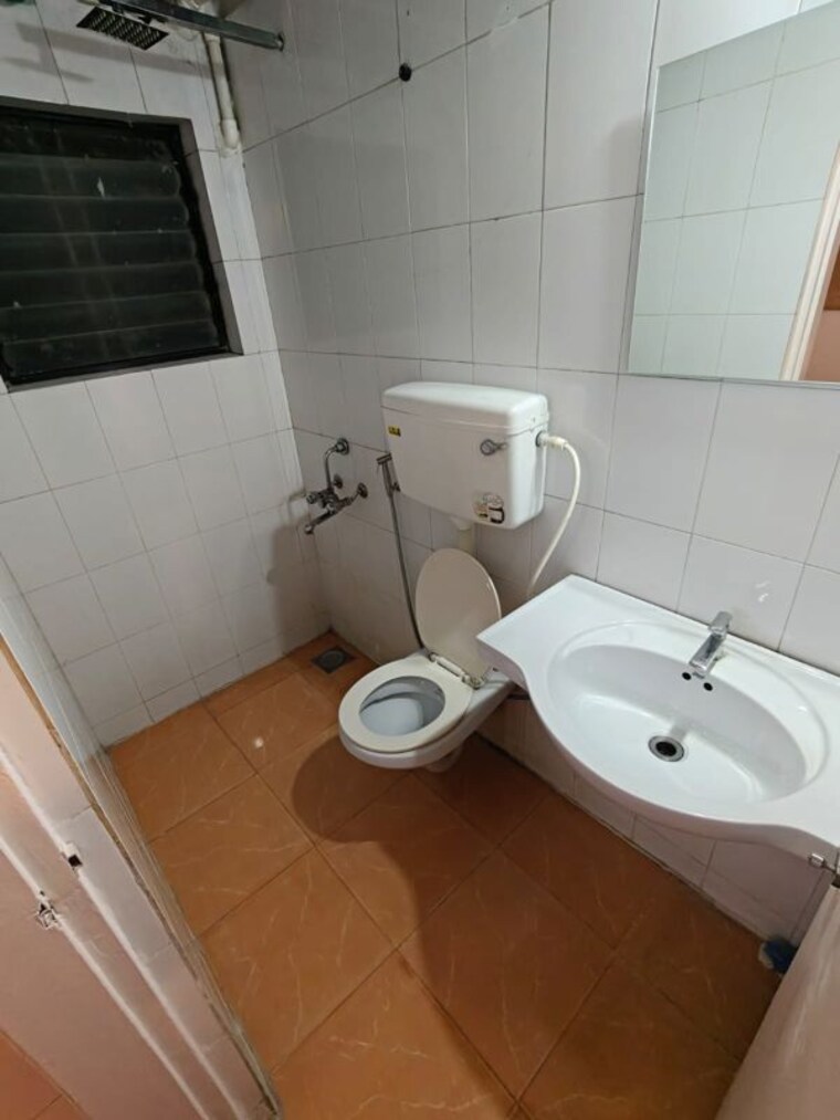 Bathroom, urmila-chs-dhankawadi 1.5 Bedroom 800 Sq.Ft. Apartment In Dhankawadi Pune 10750612