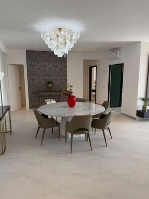 Room in 3.5 BHK Apartment at DLH Signature, Bandra West – for Rent